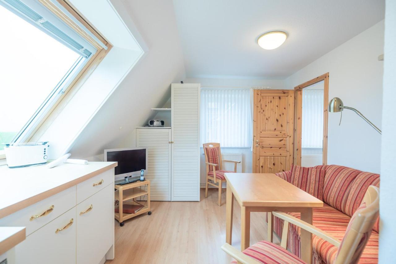 Direkt Am Deich - Ferienwohnung Oland Im Gaestehaus Am Badedeich Dagebuell Exterior photo