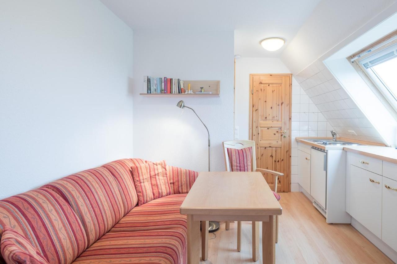 Direkt Am Deich - Ferienwohnung Oland Im Gaestehaus Am Badedeich Dagebuell Exterior photo